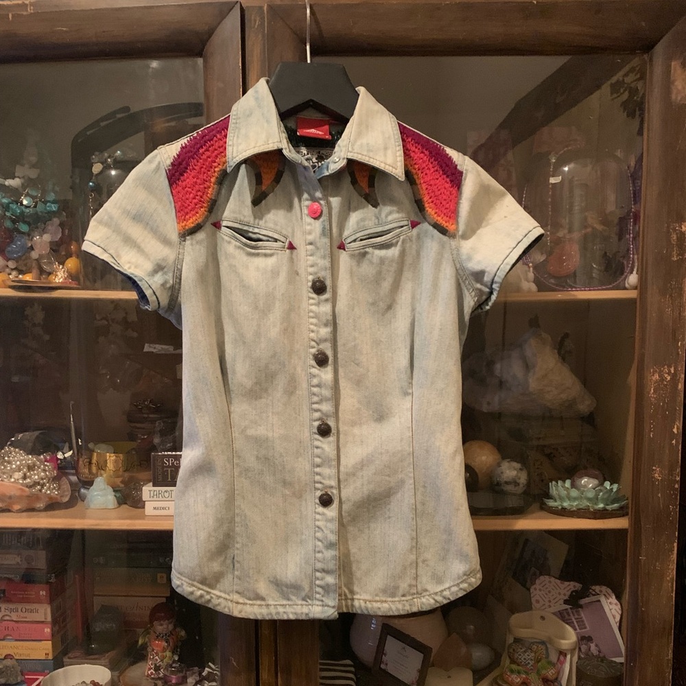 OILILY Women’s embroidered s/s denim shirt.